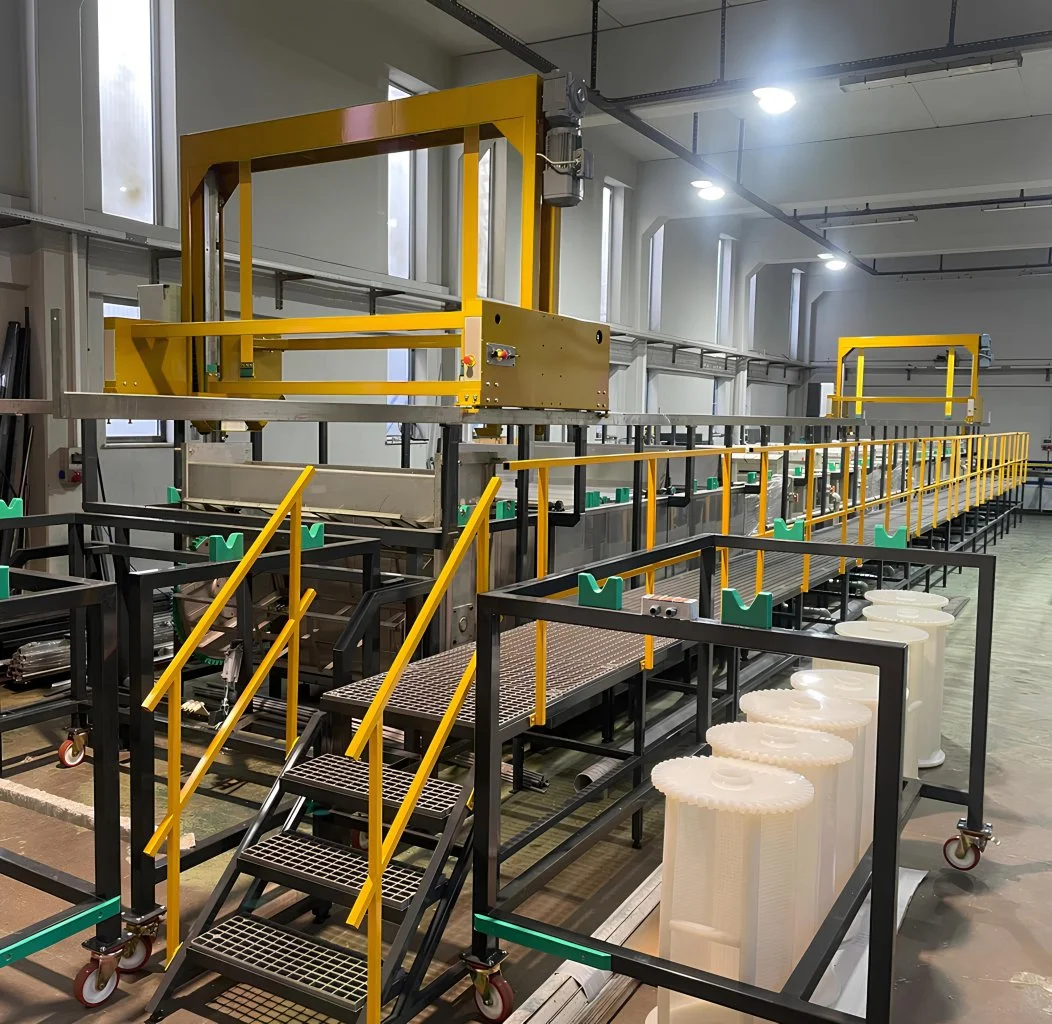 Sarı taşıma sistemleri ve kaplama banyolarının bulunduğu metal kaplama tesisi