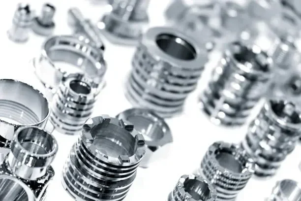 Parlak metal yüzeylere sahip hassas işlenmiş parçalar